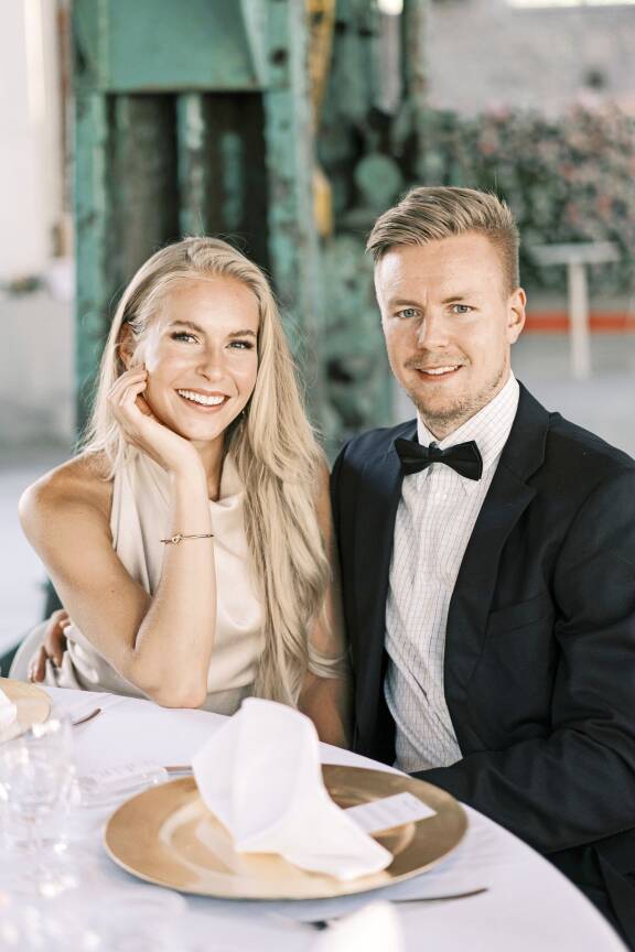 Alina ja Joonas ovat eläneet avioparina jo 4 vuoden ajan. Häitä tanssittiin pian Joonaksen jääkiekkouran lopettamisen jälkeen. Joonas jäi pois kaukalosta kaudella 2019-2020.