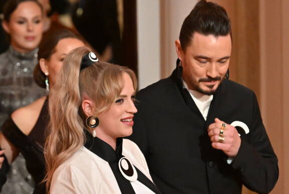 Elli saapui iloisena Linnan juhliin.