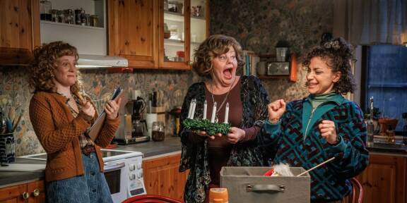 Maja Rung, Inger Nilsson ja Siham Shurafa keittiölavasteissa.