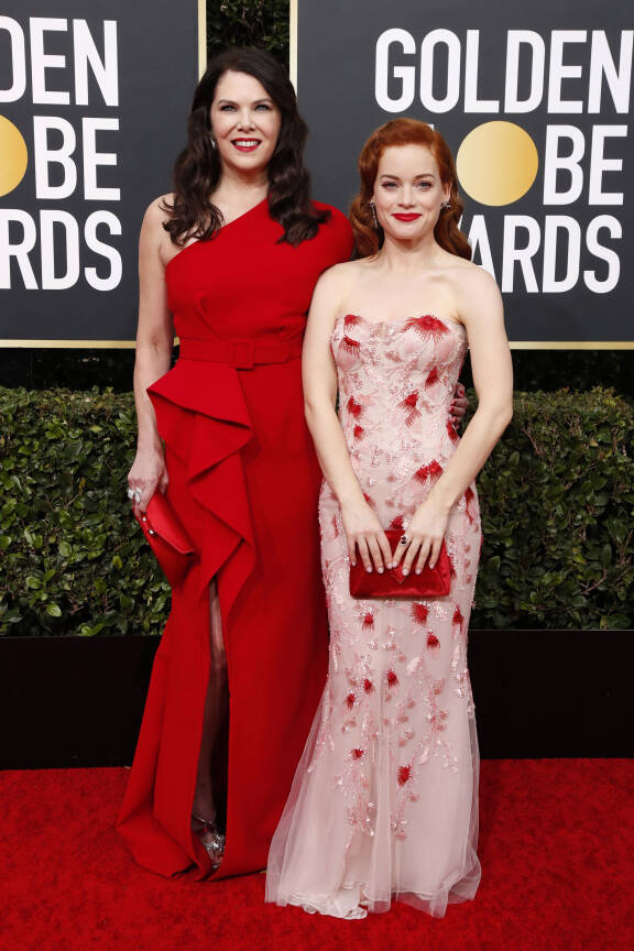 Gilmoren tytöistä tuttu Lauren Graham (vas.) näytelee Zoeyn erokriisissä sätkivää pomoa.