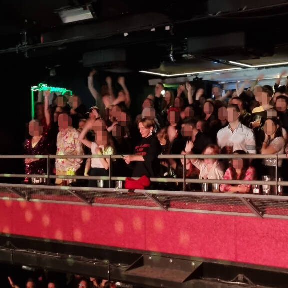 Yleisö oli innoissaan, mutta Maria vain selaili matkapuhelintaan.