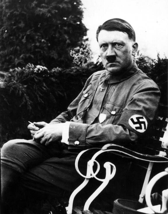 Adolf Hitler oli toisen maailmansodan pääarkkitehti. Der Führer toimi Natsi-Saksan diktaattorina itsemurhaansa asti vuosina 1933–1945.