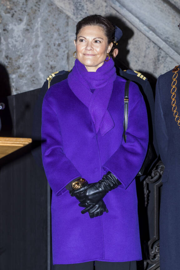 Kruununprinsessa edusti ylpeänä Nobel-viikon valoshow'ssa.