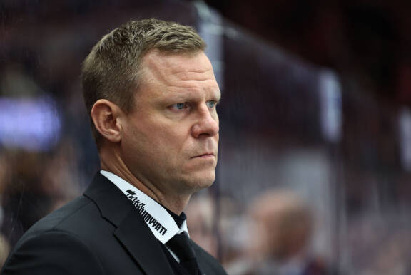 Ex-kiekkoilija Mikko Koivu on nykyisin TPS:n apuvalmentaja.