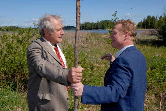 Matti Nurminen ja Jukka Pitkänen pitävät kiinni ohuesta puusta.