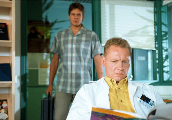 Kari-Pekka Toivonen seisoo istuvan Jukka Pitkäsen takana.