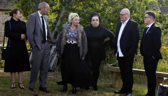 Tina Dingle ei ole tervetullut edes isänsä hautajaisiin.