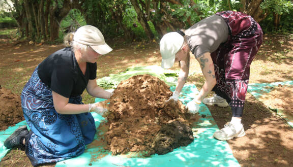 Nina Tapio ja Elsa-tytär tekevät tehtävää hanskat kädessään.