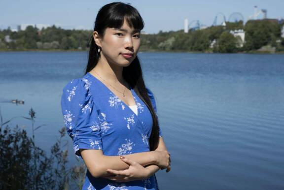 Binga kertoo pitävänsä erikoisena sitä, että kyseessä on aikuisen naisen ja hänen läheisen ystävänsä välinen tilanne. Tämän vuoksi ystävän huumori ei Bingan mukaan varmasti ole tullut täysin puskista.