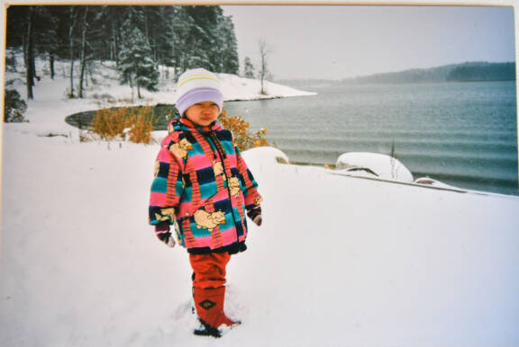 Binga Tupamäki adoptoitiin Kiinasta Suomeen kaksivuotiaana. Binga ihmettelee sitä, miksei Sarah voi aidosti katua tekoaan.