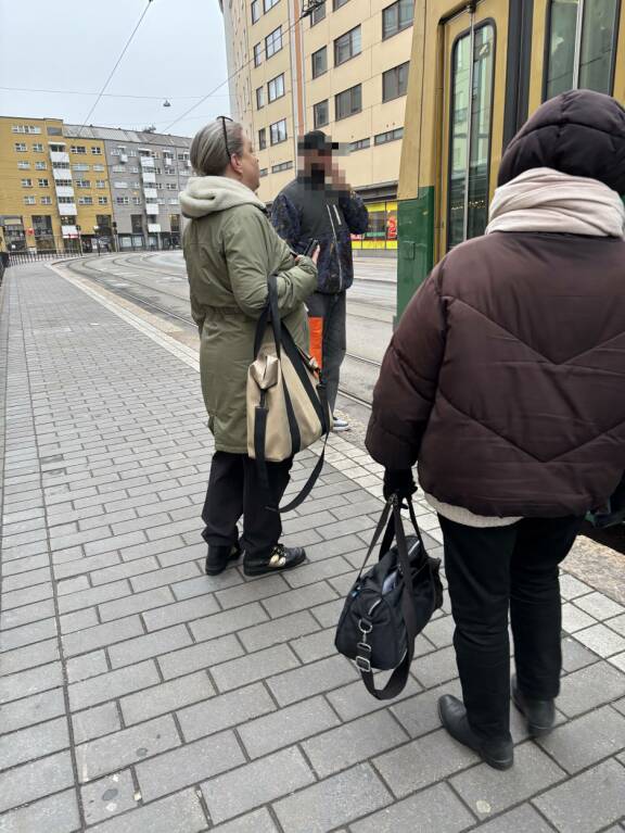 Elina Knihtilä kuvattuna Sörnäisissä.