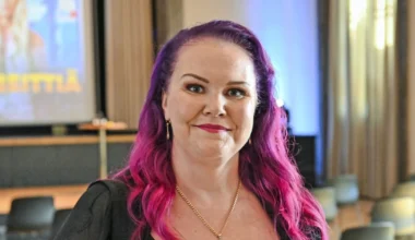 Heli Palsanmäki liikuttuu kyyneliin Arja Korisevan jouluyllätyksestä Suomen huutokauppakeisarissa