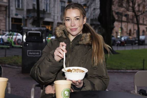 Puurokioskilla Kerttu uskaltautui maistamaan sinihomejuusto-päärynäpuuroa. – Tämä toi minulle joulumielen, kiitos Seiska! Kerttu hehkuttaa.