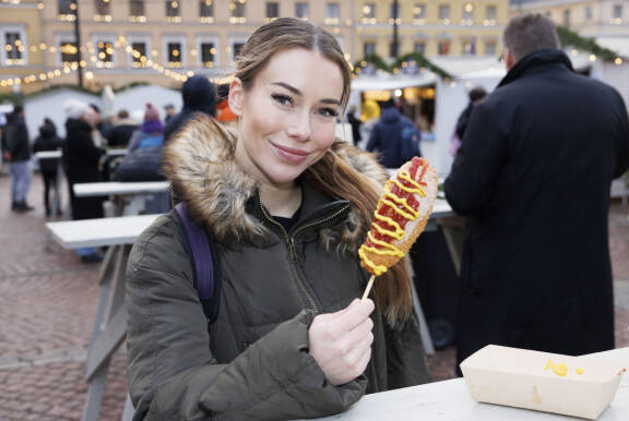 Nam! Kerttu maisteli markkinoilla Korean corn dogia, jonka sisällä oli runsaasti juustoa ja poromakkara. – Kiva uusi kokemus, mutta makkara oli liian pieni, Kerttu analysoi.