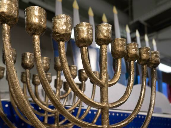 Hanukkana sytytetään kynttilöitä yhdeksänhaaraiseen hanukia-kynttelikköön.