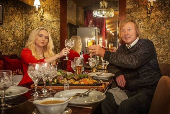 Danny ja Helmi kippistämässä vuonna 2020.