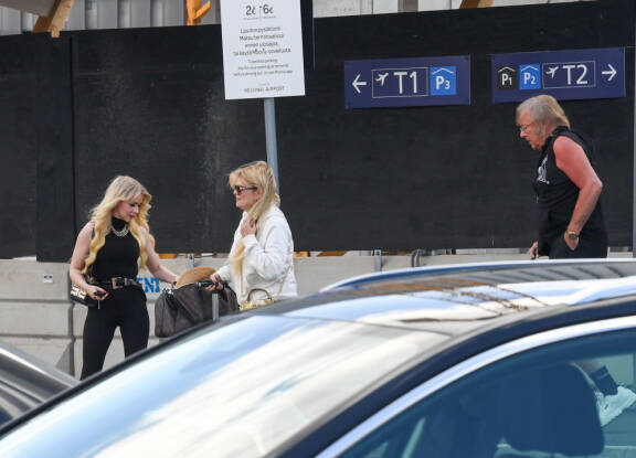 Helmi sai toimia kuskina, kun Danny ja Erika palasivat Rodoksen-reissultaan.