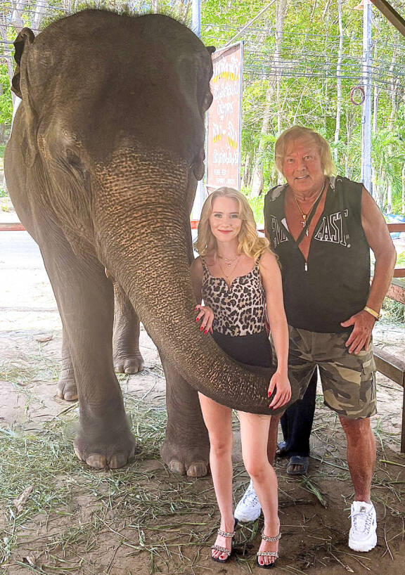 Suomen tunnetuimmat ystävykset rentoutuvat lomalla Thaimaassa vuonna 2023.