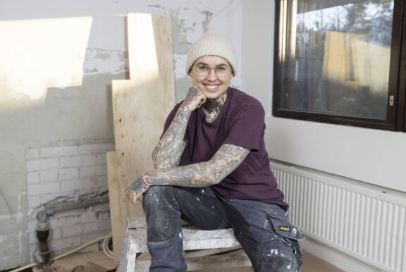 Yksi somessa näkyvä Natan työtapa on asuntojen flippaaminen. Hän ostaa kiinnostavan asunnon, jonka sijainti vetää ja sitten remontoi sen yleensä isänsä kanssa myyntikuntoon. Näin hän nostaa nopeasti asunnon arvoa. Tämän jutun esimerkkiasunnon kohdalla on kuitenkin kyseessä pidempi odottelu ja asunnon vuokraaminen.