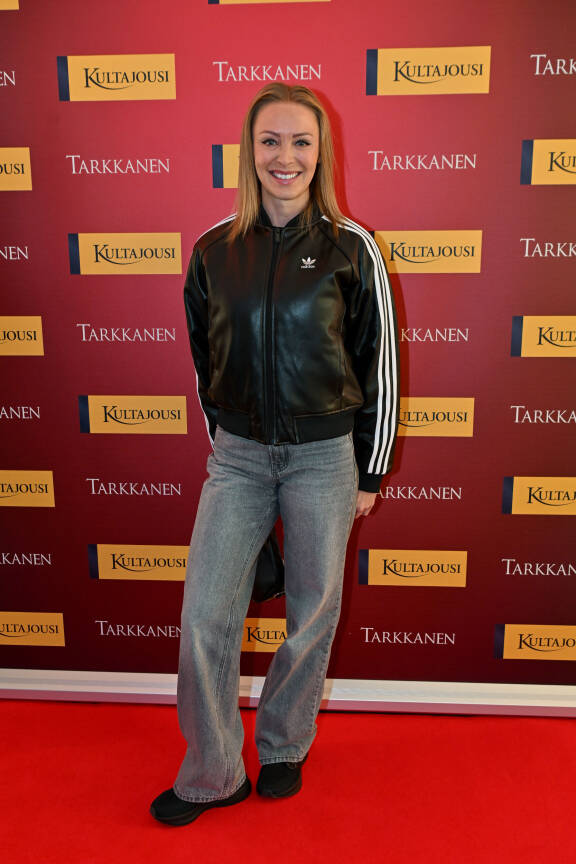 Annimari jakaa arkensa rakkaiden koiriensa kanssa.