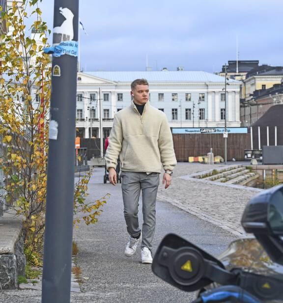 Seiskan paparazzi ikuisti Benjamin marraskuussa 2023.