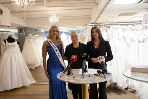 Miss Suomelta vietiin ensimmäistä kertaa kruunu.