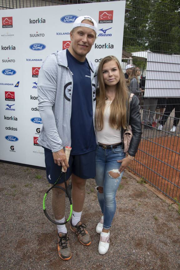 Patrik Laine ja Sanna-Mari Kiukas olivat yhdessä teini-iästä asti. Pari erosi kuitenkin kaikessa hiljaisuudessa 2023. Kuva kesältä 2019.