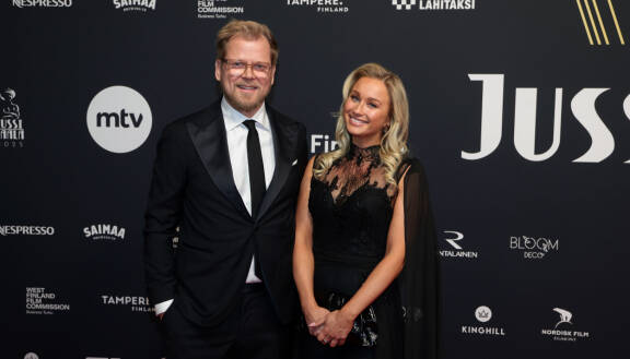 Antti on muun muassa Syke-ohjelmasta tuttu suosikkinäyttelijä. Kun Antin ja Annen suhteesta uutisoitiin marraskuussa 2024, oli Antti vasta pari päivää aikaisemmin ilmoittanut Instagram-tilillään eroavansa silloisesta vaimostaan Lili Zoe Ermezeista.