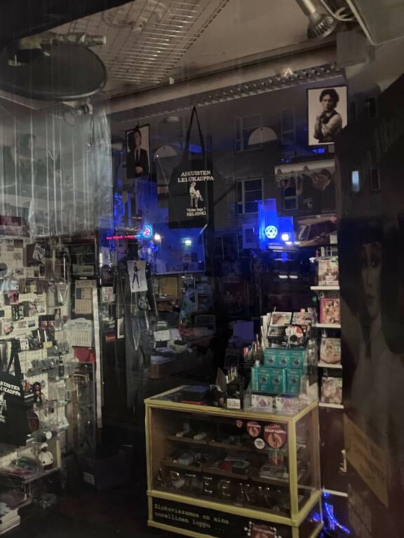 Putiikissa on erotiikkatavaraa, mutta myös HIMiin ja Ville Valoon liittyviä juttuja.