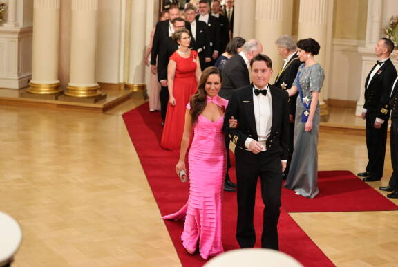 Jaana puolisoineen on tuttu näky myös Linnan juhlissa. Kuva on vuodelta 2022.