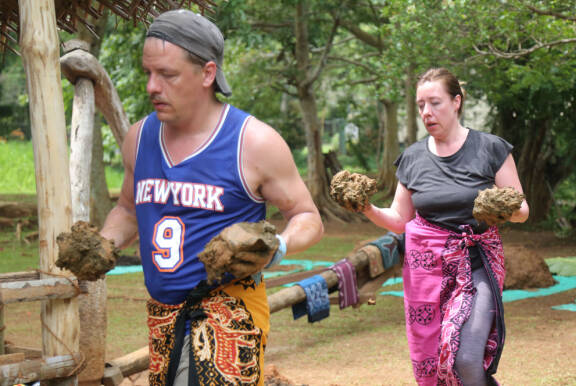 Tuomas ja Sini Peltomäki kädet lannassa.