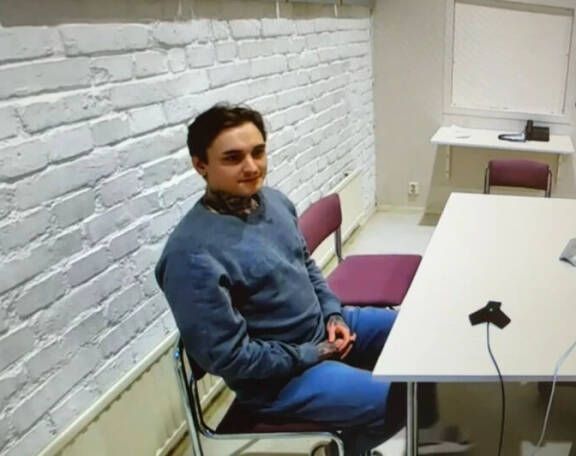 Toni Varpelaide on ajatunut edelleen jatkuvaan rikoskierteeseen. Kuvassa Toni istuu kuultavana vuonna 2023.