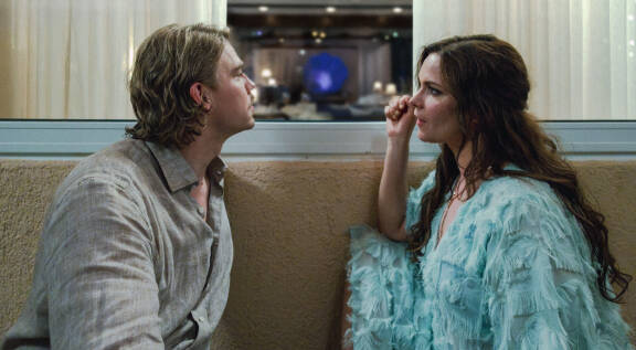 Aku Sipola ja Pihla Viitala istuvat vastakkain.