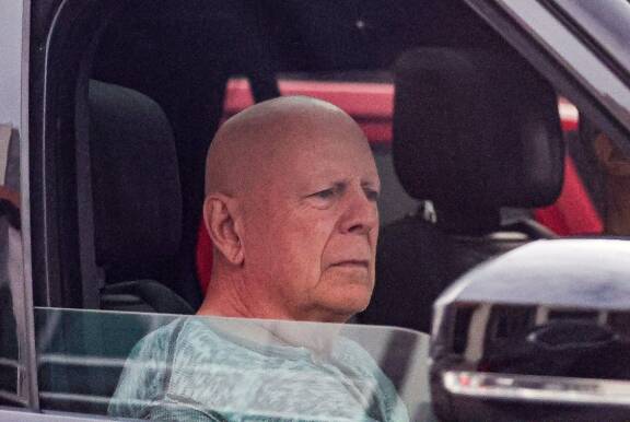 Brucen lempipuuhaa sairastumisen jälkeen on ollut ajeluilla käyminen avustajiensa kanssa.