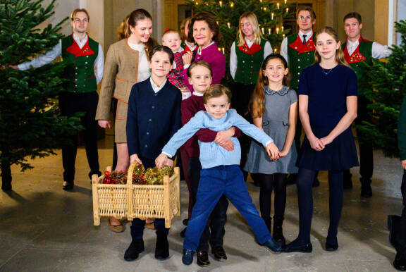 Pikkukuninkaallisten persoonallisuudet pääsevät esiin joulukuusen koristelun yhteydessä.