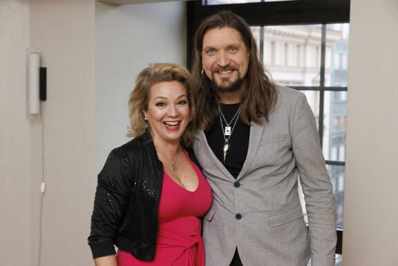 Annika ja Jussi viihtyvät edelleen niin hyvin yhdessä keikalla, että työmatkat ovat suorastaan suhteen suola.