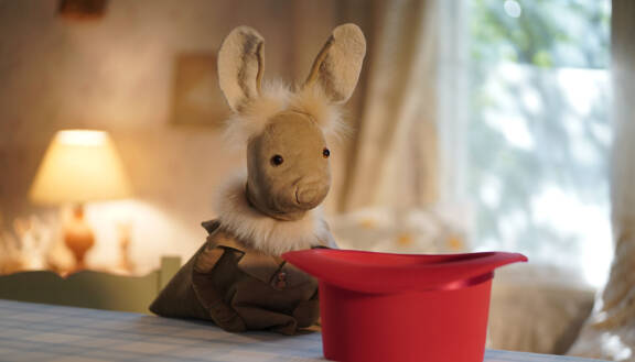 Käsinukkejänis Neponen ja punainen silinterihattu.