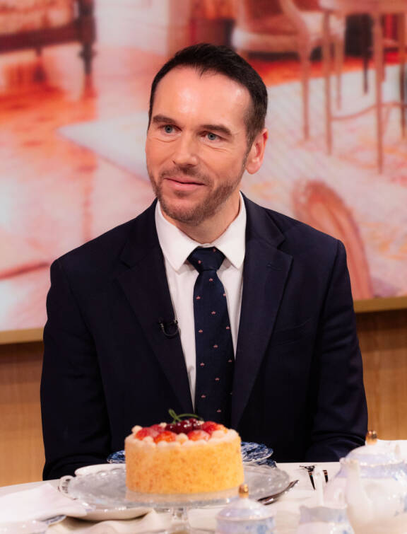 Grant halusi näyttää Adonikselta, mutta ei aivan onnistunut tavoitteessaan.