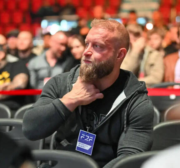 Janelyllä oli jatkuvasti yhteentörmäyksiä valioyksilönä itsestään puhuvan Juhana Tegelbergin kanssa.