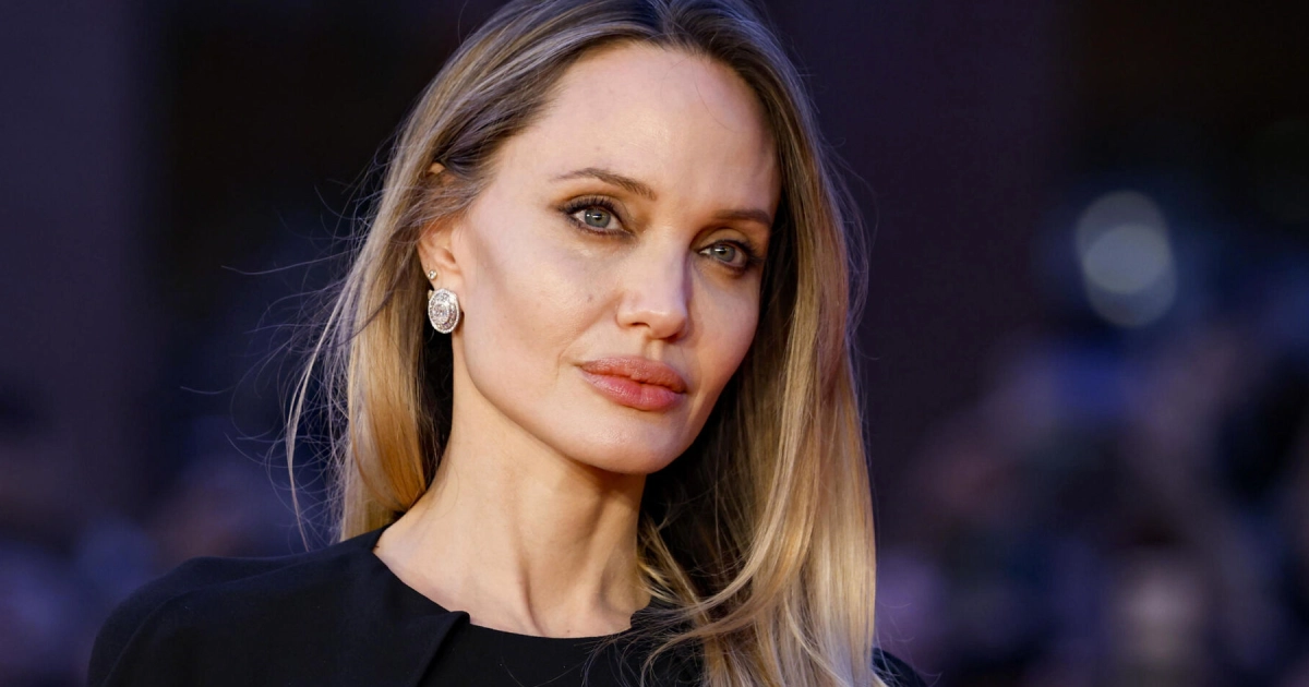 Angelina Jolie näyttää julkisesti rintojenpoistosta tulleet arvet