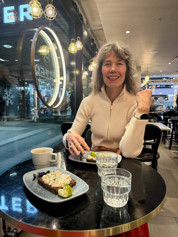 Kertun Riikka-äiti on upea ilmestys tyttärensä tavoin.