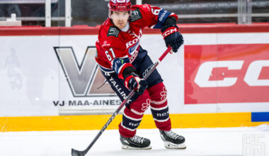 Jasu kuvattuna yhdessä 11:stä pelaamassaan ottelussa HIFK-paidassa. Kyseessä 21. syyskuuta 2024 pelattu ottelu SaiPaa vastaan.