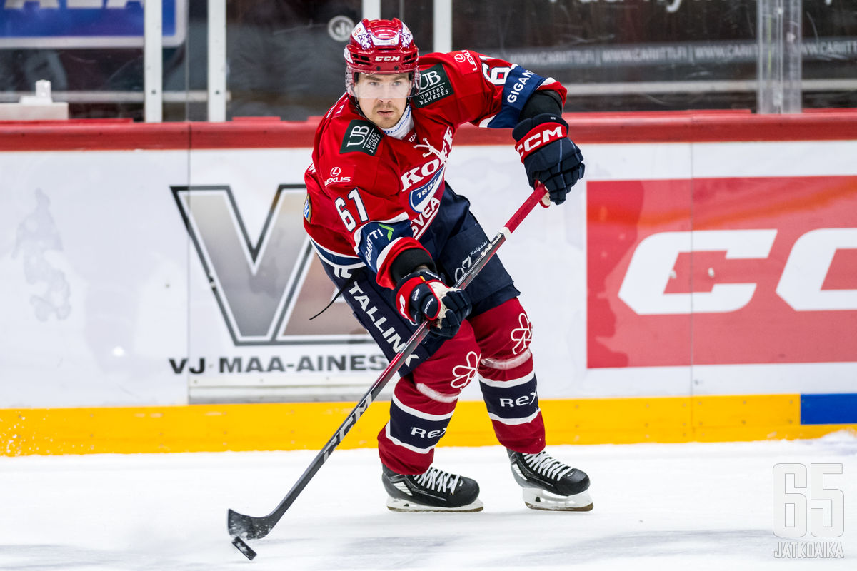 Jasu kuvattuna yhdessä 11:stä pelaamassaan ottelussa HIFK-paidassa. Kyseessä 21. syyskuuta 2024 pelattu ottelu SaiPaa vastaan.