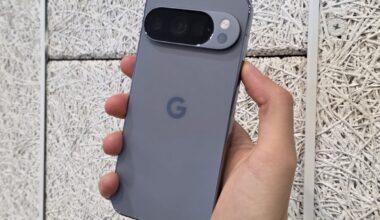 Esimerkiksi Google on panostanut tähän asti erityisellä tavalla suuriin RAM-käyttömuistimääriin älypuhelimissaan. Kuvassa Google Pixel 10 Pro.