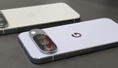 Kuvassa Pixel 10 Pro ja Pixel 9 Pro.