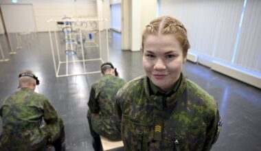 Varusmiespalveluksen jälkeen sopimussotilaaksi siirtynyt kersantti Suvi Satama vakuuttaa, ettei dronepilotiksi tarvitse olla videopeliharrastaja. Maavoimien tilaisuudessa Niinisalossa esiteltiin henkilökunnan ja varusmiesten lennokkikoulutusta. LEHTIKUVA / Markku Ulander