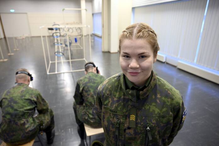 Varusmiespalveluksen jälkeen sopimussotilaaksi siirtynyt kersantti Suvi Satama vakuuttaa, ettei dronepilotiksi tarvitse olla videopeliharrastaja. Maavoimien tilaisuudessa Niinisalossa esiteltiin henkilökunnan ja varusmiesten lennokkikoulutusta. LEHTIKUVA / Markku Ulander