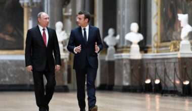 Ranskan presidentti Emmanuel Macron (oik.) sanoi aiemmin tällä viikolla uskovansa, että Euroopan tulisi ottaa uudelleen yhteyttä Venäjän presidenttiin Vladimir Putiniin sodan lopettamiseksi Ukrainassa. Arkistokuva on presidenttien tapaamisesta Ranskassa vuonna 2017. LEHTIKUVA/AFP