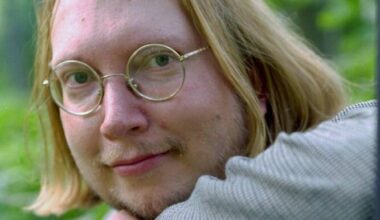 Harri István Mäki on aiemmin kirjoittanut useita lasten- ja nuortenkirjoja. Kuva vuodelta 2001. LEHTIKUVA / VILLE MYLLYNEN