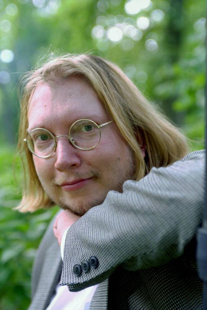 Harri István Mäki on aiemmin kirjoittanut useita lasten- ja nuortenkirjoja. Kuva vuodelta 2001. LEHTIKUVA / VILLE MYLLYNEN